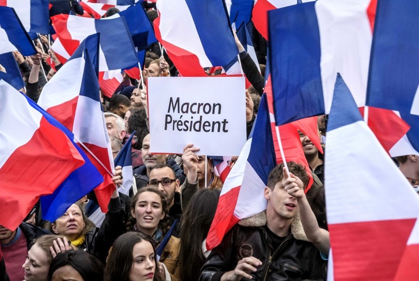 Pendukung Emmanuel Macron bersorak menyambut kemenangan kandidatnya di pemilu Prancis. Macron mengungguli lawannya Le Pen, (8/5).
