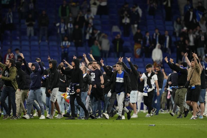 Pendukung Espanyol memasuki lapangan Stadion RCDE untuk menghentikan selebrasi juara La Liga Spanyol oleh pemain Barcelona, Senin (15/5/2023) dini hari WIB.