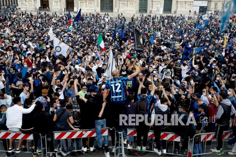  Pendukung FC Inter Milan merayakan di Piazza del Duomo kemenangan Serie A Italia (Scudetto) di Milan, Italia, Ahad (2/5). Inter memenangkan gelar ke-19 dalam sejarahnya dan yang pertama sejak musim 2009-2010.