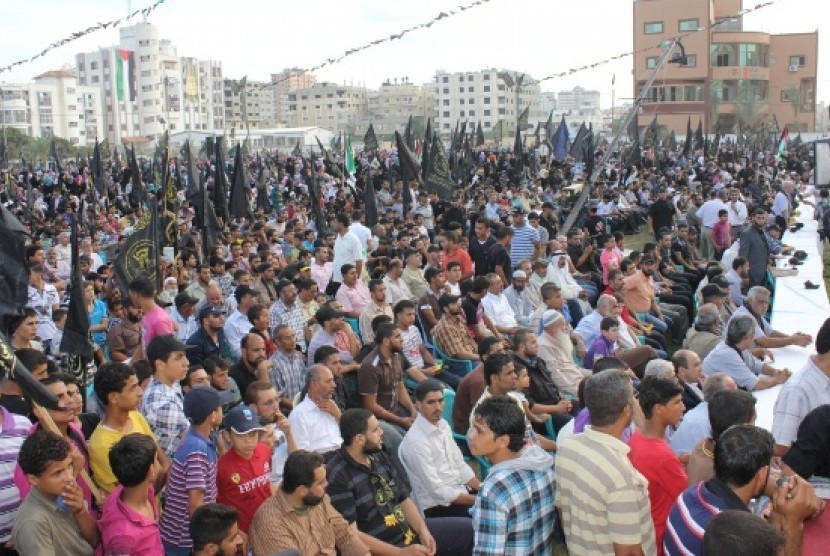 Pendukung gerakan Jihad Islami memadati Lapangan Katiba di Gaza City, Palestina, saat Milad ke-25 gerakan Islam tersebut.