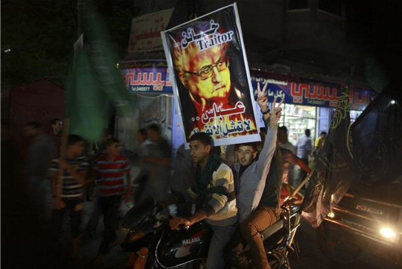 Pendukung Hamas menggelar aksi pawai mengecam Presiden Palestina, Mahmoud Abbad, di Jabalya, Jalur Gaza, Palestina, Sabtu (3/11). 