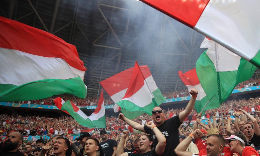 Pendukung Hungaria bersorak mendukung timnya dalam laga penyisihan Grup F EURO 2020 melawan Prancis di Puskas Arena, Budapest, Hungaria.