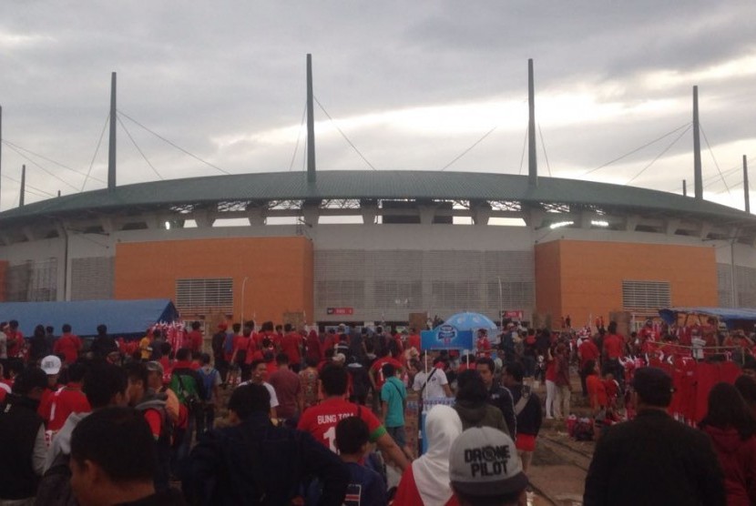 Pendukung Indonesia saat hendak memasuki Stadion Pakansari.