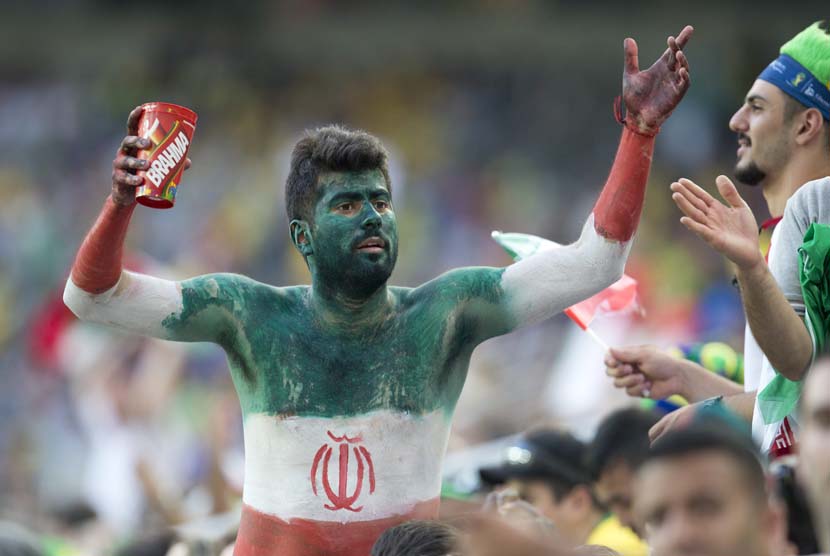 Pendukung Iran selama Piala Dunia FIFA 2014 melawan Nigeria di Curitiba, Brasil,. Senin (16/6).   (EPA / Hedeson Alves).