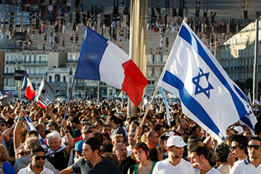 Pendukung Israel mengibarkan bendera Prancis dan Israel dalam unjukrasa di Marseille, Prancis, Ahad (27/7).