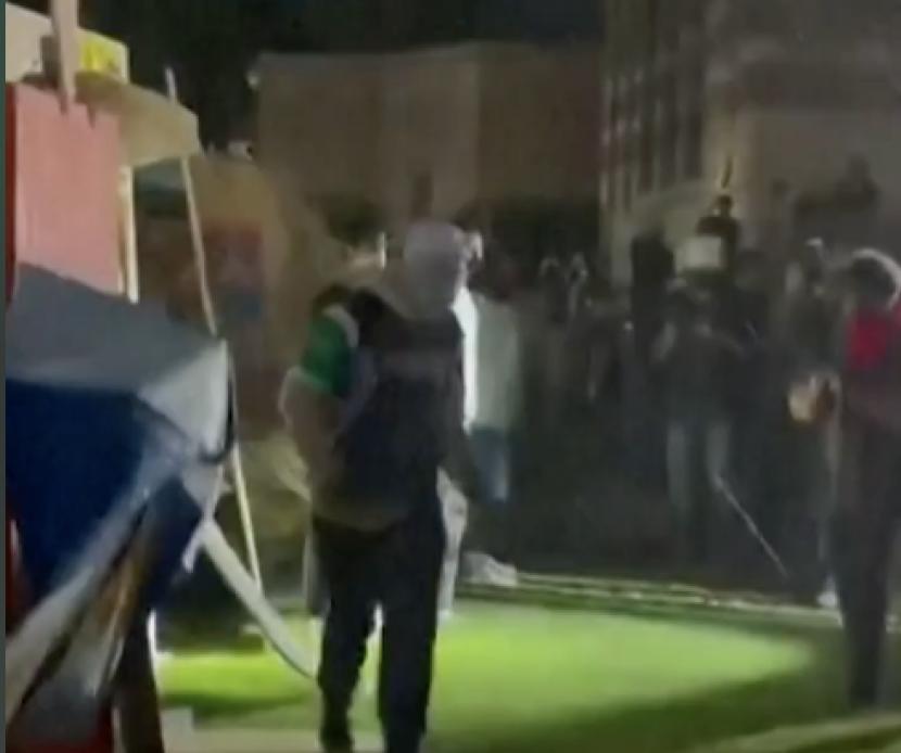 Pendukung Israel menyerang pendemo pro-Palestina di University of California, Los Angeles (UCLA), dengan memukul palang pembatas perkemahan, melempar batu hingga petasan, Rabu (1/5).
