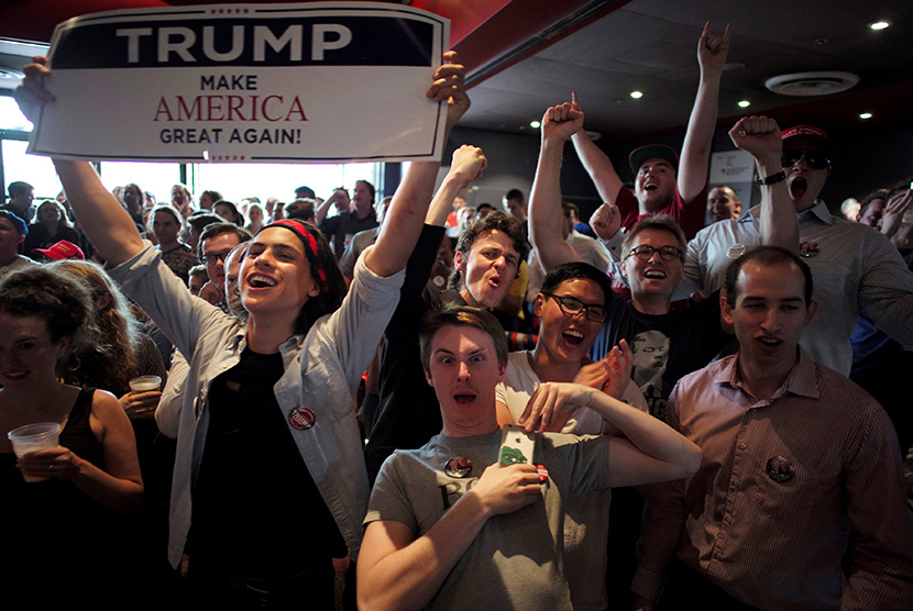 Pendukung kandidat Presiden dari Partai Republik Donald Trump meluapkan kegembiraan mereka ketika melihat hasil perolehan sementara Pemilihan Presiden AS 2016.