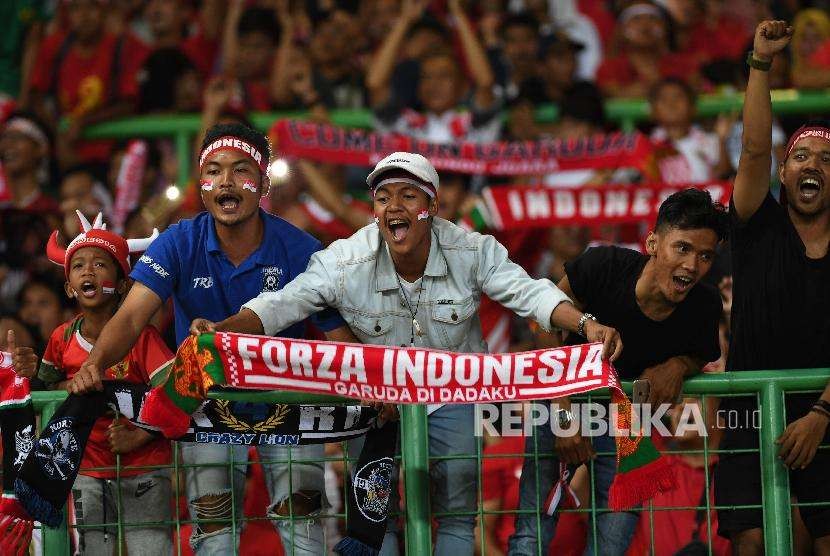 Pendukung kesebelasan Indonesia saat pertandingan penyisihan grup sepak bola Asian Games 2018 di Stadion Patriot Candrabhaga, Bekasi, Jawa Barat, Senin (20/8).