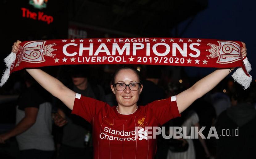  Pendukung Liverpool merayakan juara.