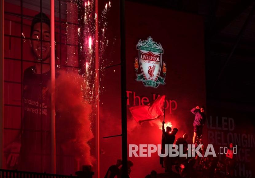  Pendukung Liverpool merayakan saat mereka berkumpul di luar Stadion Anfield di Liverpool, Inggris.