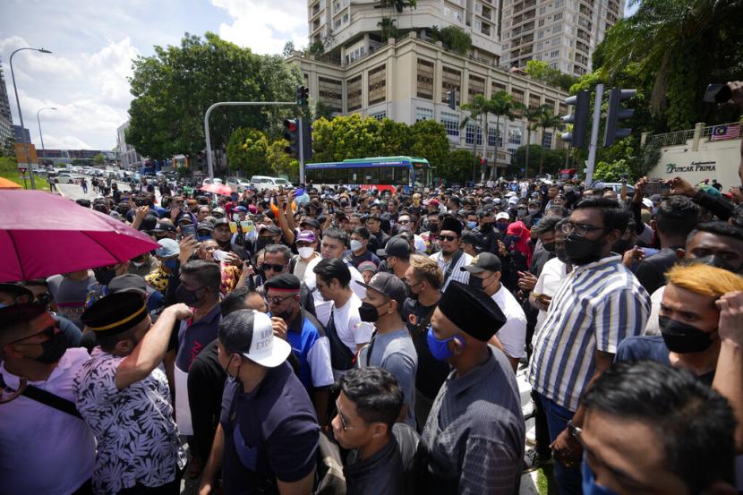 Pendukung mantan Perdana Menteri Malaysia Najib Razak berkumpul di luar Istana Nasional di Kuala Lumpur, Malaysia, Rabu, 24 Agustus 2022. Mereka berkumpul untuk mencari intervensi kerajaan hanya sehari setelah Najib memulai hukuman penjara 12 tahun, sementara penentang melancarkan serangan. petisi online yang mendesak raja untuk menolak grasi.