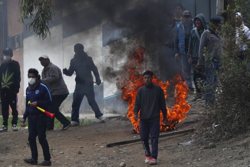 Pendukung mantan presiden Bolivia Evo Morales bentrok dengan polisi di La Paz, Bolivia, Senin (11/11). 