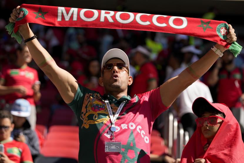 Pendukung Maroko (ilustrasi). Pernak pernik timnas Maroko laku keras di Doha setelah kesuksesan menembus semifinal Piala Dunia 2022..