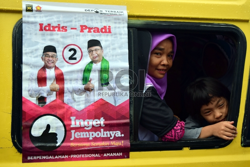   Pendukung menggunakan angkutan umum saat menghadiri kampanye terbuka calon walikota dan wakil walikota Idris Abdul Shomad dan Pradi Supriatna di Depok, Jawa Barat, Jumat (4/12).  (Republika/Rakhmawaty La'lang)
