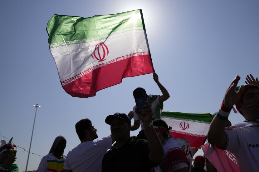  Pendukung mengibarkan bendera Iran.