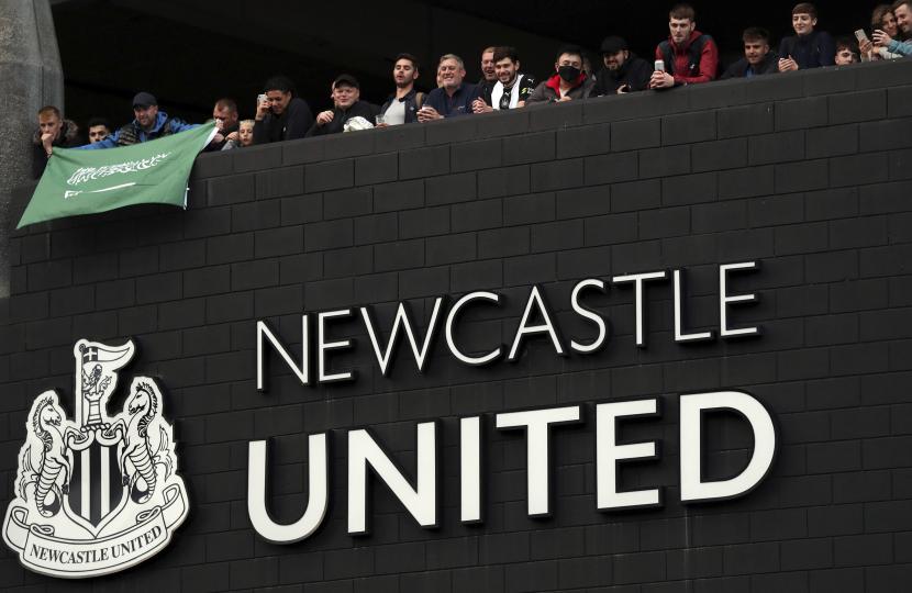 Pendukung Newcastle United merayakan di luar St. James Park di Newcastle Upon Tyne, Inggris Kamis 7 Oktober 2021. Klub Liga Premier Inggris Newcastle telah dijual ke dana kekayaan kedaulatan Arab Saudi setelah pengambilalihan yang berkepanjangan dan pertarungan hukum yang melibatkan kekhawatiran tentang pembajakan dan hak pelanggaran di kerajaan.