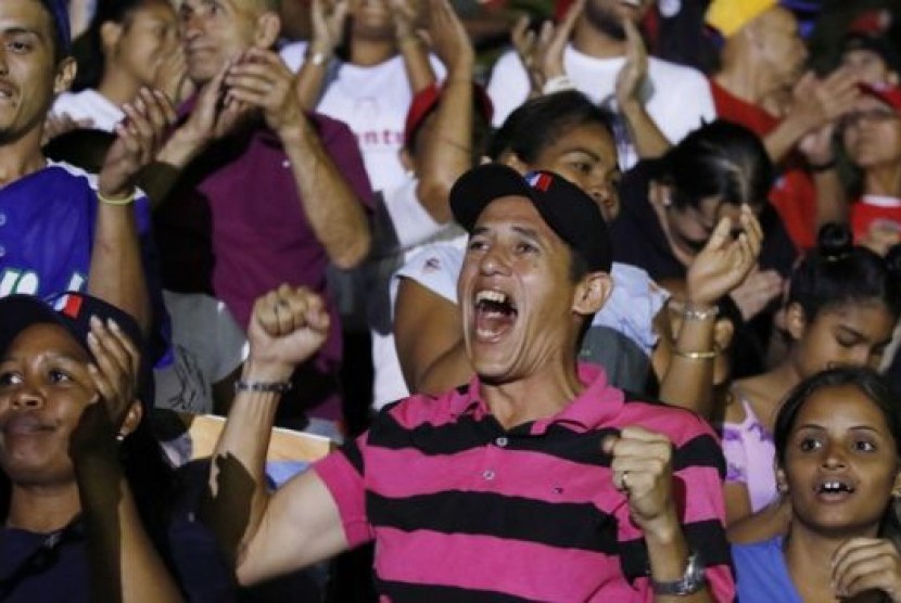 Pendukung Nicolas Maduro merayakan kemenangan pemimpinnya saat pengumuman perolehan suara Pilpres, Ahad (20/5) malam.