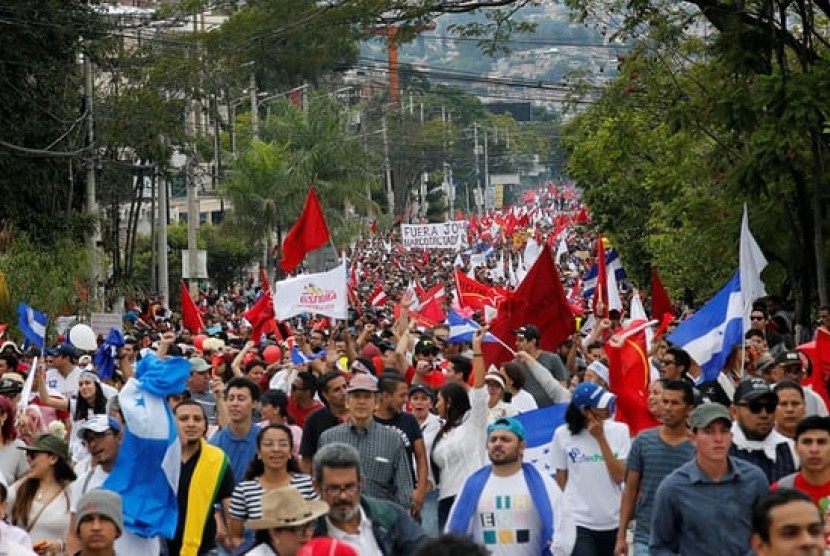 Pendukung oposisi Honduras, Salvador Nasralla turun ke jalan di Tegucigalpa, Honduras meminta diakhirinya konflik pemilihan yang terjadi selama sepekan, Ahad (3/12).