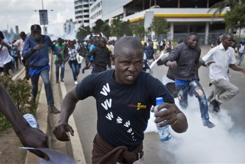 Pendukung oposisi Kenya menyelamatkan diri dari tembakan gas air mata dari polisi antihuru-hara dalam protes di Nairobi, Kenya, Senin, 16 Mei 2016.