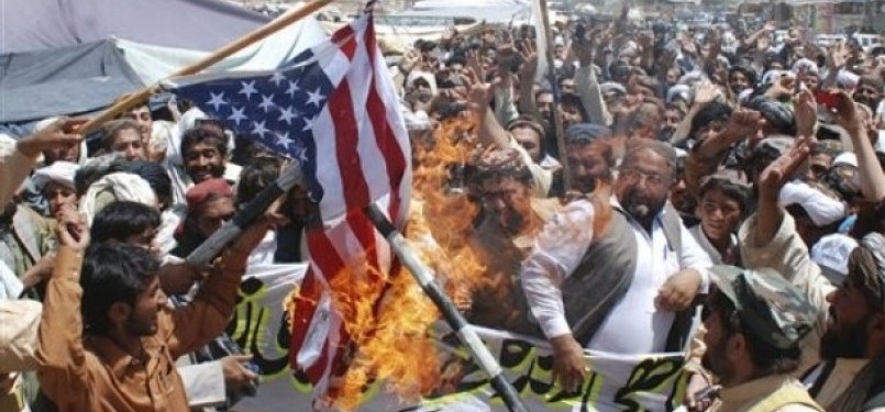 Pendukung partai agama Jamiat Ulema-e-Islam di Pakistan membakar bendera AS selama unjuk rasa mengutuk pembunuhan pemimpin Al-Qaida Osama bin Laden