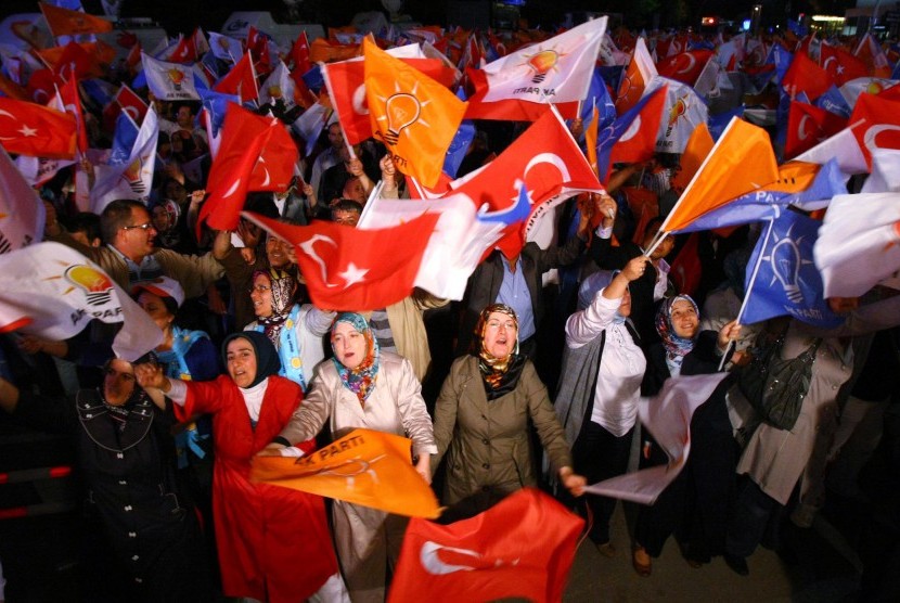 Pendukung Partai AKP di Turki merayakan kemenangan partai dalam pemilihan parlemen, Ahad (7/6).