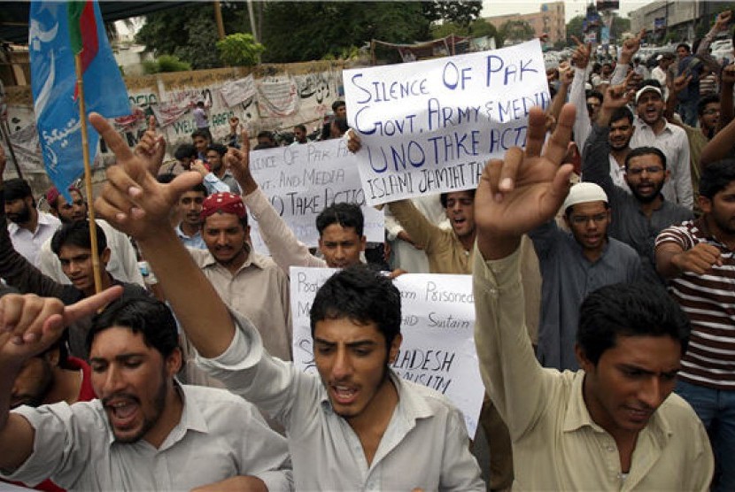 Pendukung partai Islam Jamaat-e-Islami menggelar aksi protes. 