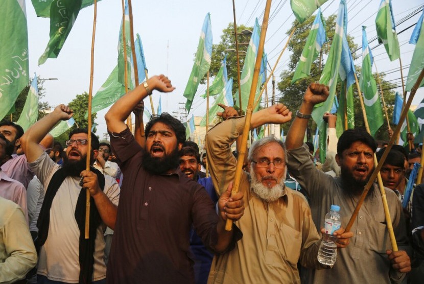 Pendukung Partai Jamaat-e-Islami Pakistan memprotes tindakan India mencabut pasal 370 mengenai otonomi Kashmir di Lahore, Pakistan, Selasa (6/8). 