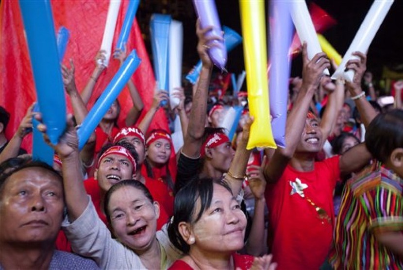 Pendukung partai oposisi Aung San Suu Kyi, NLD merayakan kemenangan dalam pemilu di Yangon, Senin, 9 November 2015.
