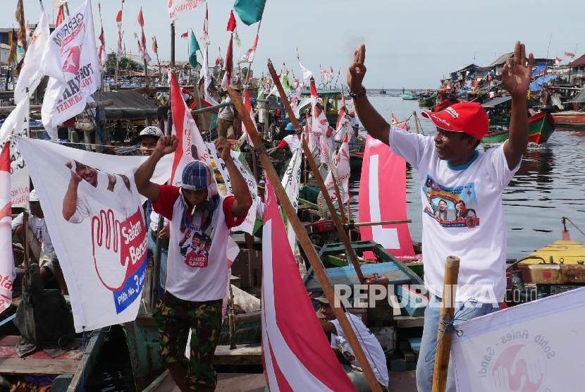 Pendukung pasangan calon gubernur dan wakil gubernur DKI Jakarta Anies-Sandi mengikuti jalannya kampanye terakhir di kampung nelayan Cilincing Jakarta, Rabu (9/2). 