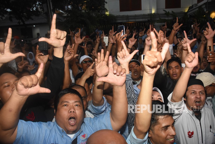 Pendukung pasangan Capres-Cawapres nomor urut 02 Prabowo Subianto-Sandiaga Uno meluapkan kegembiraannya seusai deklarasi kemenangan Pilpres 2019 di kediaman Prabowo, di Kertanegara, Jakarta, Kamis (18/4/2019).