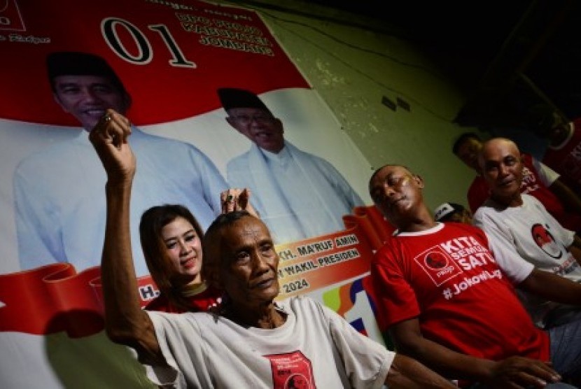 Pendukung pasangan Capres dan Cawapres nomor urut 01 Joko Widodo-KH Ma'ruf Amin menggelar tasyakur dengan cara mencukur gundul rambutnya di Posko Relawan Projo, Jombang, Jawa Timur, Rabu (17/4/2019). Cukur gundul tersebut menyusul keunggulan Jokowi-Amin melalui metode hitung cepat yang dirilis sejumlah lembaga survei.