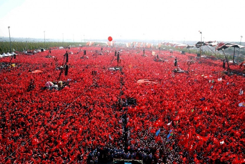 Pendukung pemerintah dan oposisi , Ahad (7/8), menggelar demonstrasi persatuan tolak kudeta pada 15 Juli. 