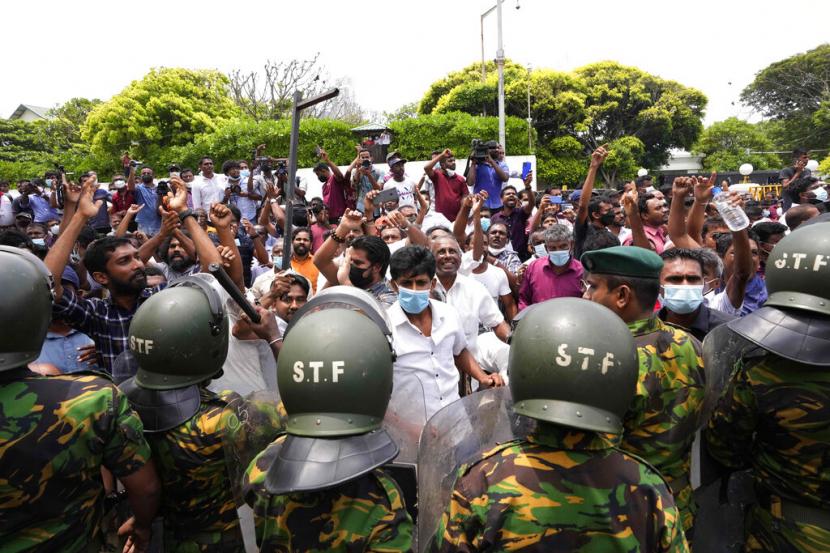 Pendukung pemerintah Sri Lanka bersorak setelah merusak lokasi protes anti-pemerintah di luar kediaman perdana menteri di Kolombo, Sri Lanka, Senin, 9 Mei 2022.