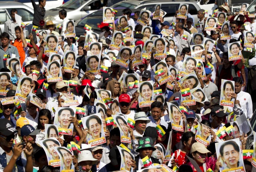 Pendukung pemimpin Myanmar Aung San Suu Kyi turun ke jalan, Selasa (10/12), di Yangon. 