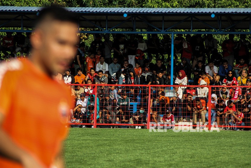 Pendukung Persija atau The Jakmania memadati tribun untuk menyaksikan kesebelasan Persija Jakarta menjalani latihan perdana jelang pertandingan musim 2019 di Lapangan Aldiron, Jakarta, Senin (7/1/2019). 