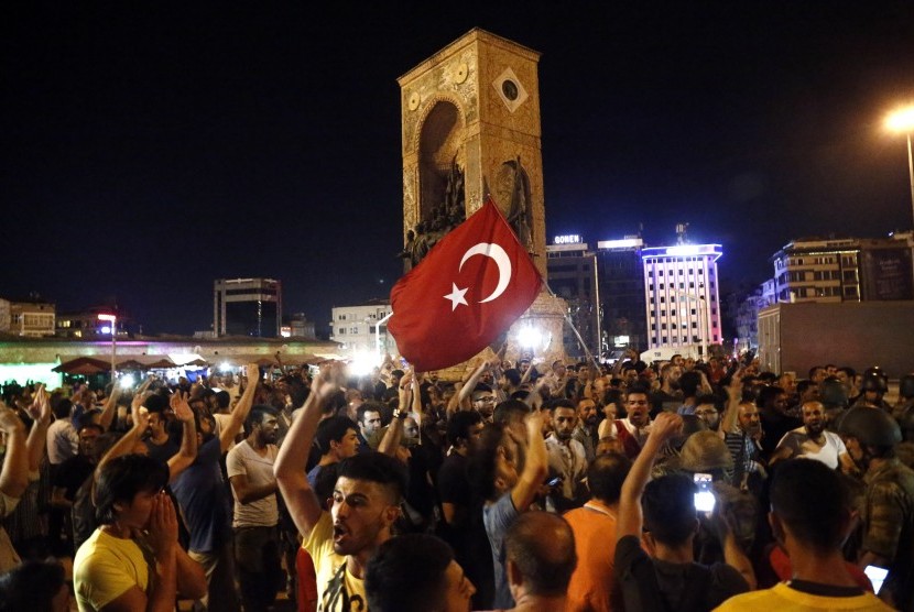 Pendukung Presiden Erdogan menyampaikan sokongannya di Taksim Square, Sabtu (16/7), usai upaya kudeta diluncurkan.