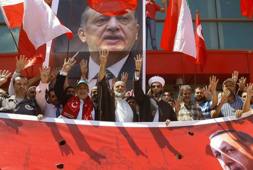 Pendukung Presiden Erdogan Sidon, Lebanon menunjukkan salam jari yang digunakan Ikhwanul Muslimin.