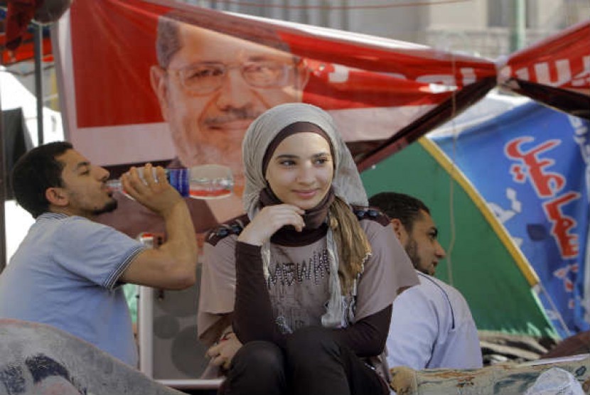  Pendukung presiden Mesir terpilih Muhammad Mursi duduk dalam tenda di Tahrir Square, Kairo.