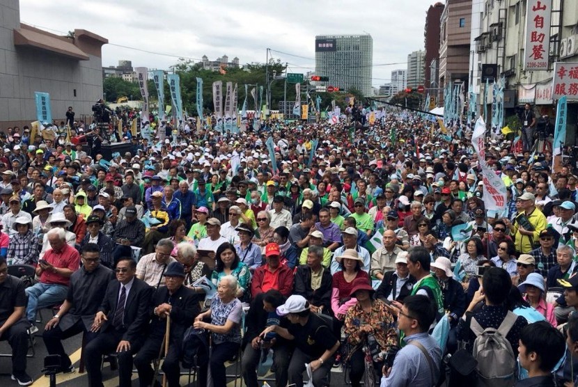 Pendukung prokemerdekaan Taiwan menuntut referendum di Taipei, Taiwan, Sabtu (20/10).