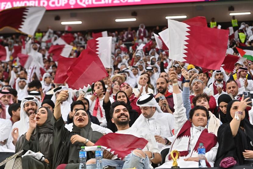  Pendukung Qatar menjelang pertandingan pembukaan grup A Piala Dunia 2022 antara Qatar dan Ekuador di Stadion Al Bayt di Al Khor, Qatar, 20 November 2022.