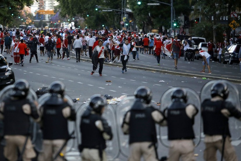 Pendukung River Plate bentrok dengan pihak keamanan jelang final Copa Libertadores.