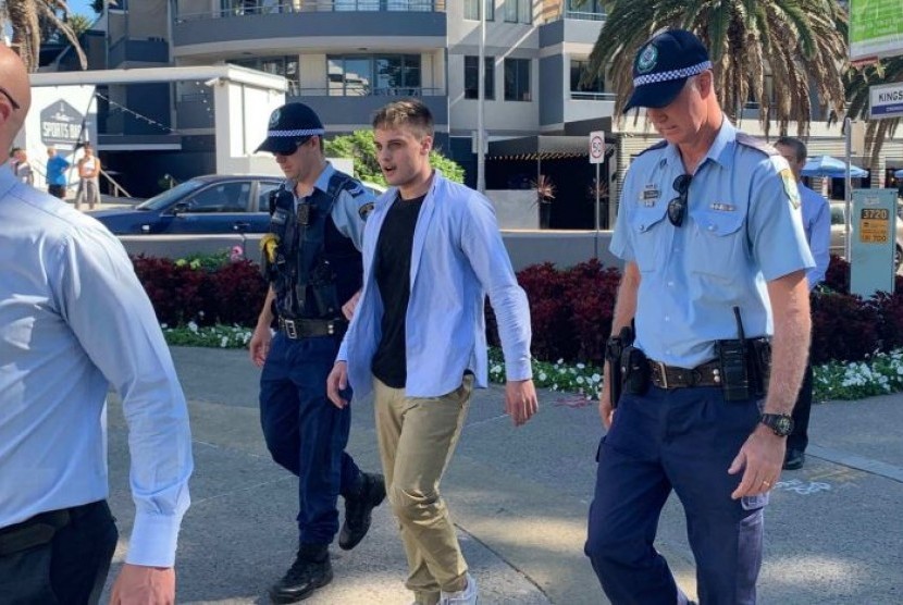 Pendukung Senator Fraser Anning yang ditangkap polisi karena menyerang dan memukuli wartawan di Sydney, Jumat (26/4).