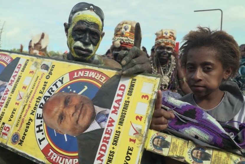 Pendukung seorang calon oposisi Andrew Mald mengadakan kampanye di Port Moresby, Papua Nugini.
