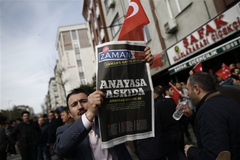 Pendukung surat kabar Zaman berunjuk rasa di Istanbul, Turki menentang akuisisi pemerintah Turki terhadap surat kabar itu, Ahad, 6 Maret 2016.