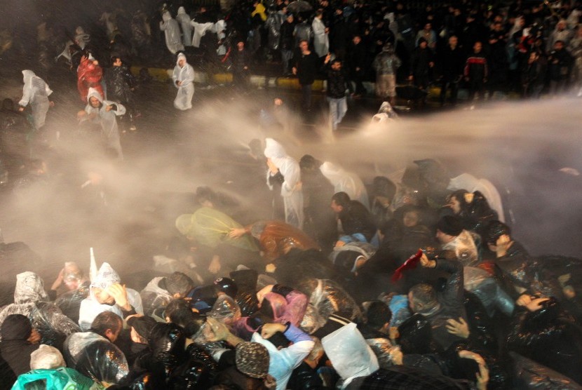 Pendukung surat kabar Zaman terlibat bentrok dengan polisi dalam aksi unjuk rasa di Istanbul, Turki, Jumat (4/3). 