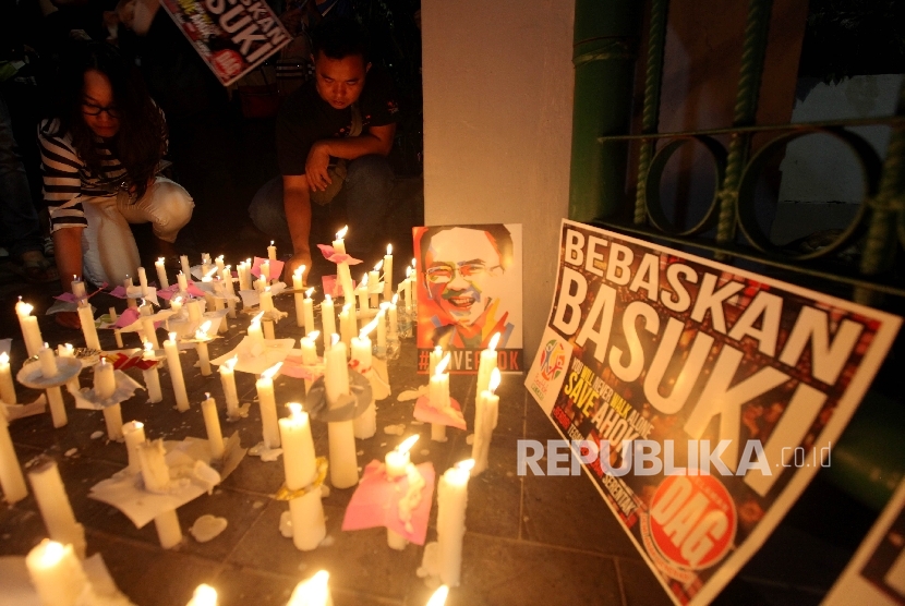  Pendukung terpidana Basuki Tjahaja Purnama (Ahok) melakukan aksi menyalakan lilin solidaritas di Lapangan Banteng, Jakarta, Sabtu (13/5)