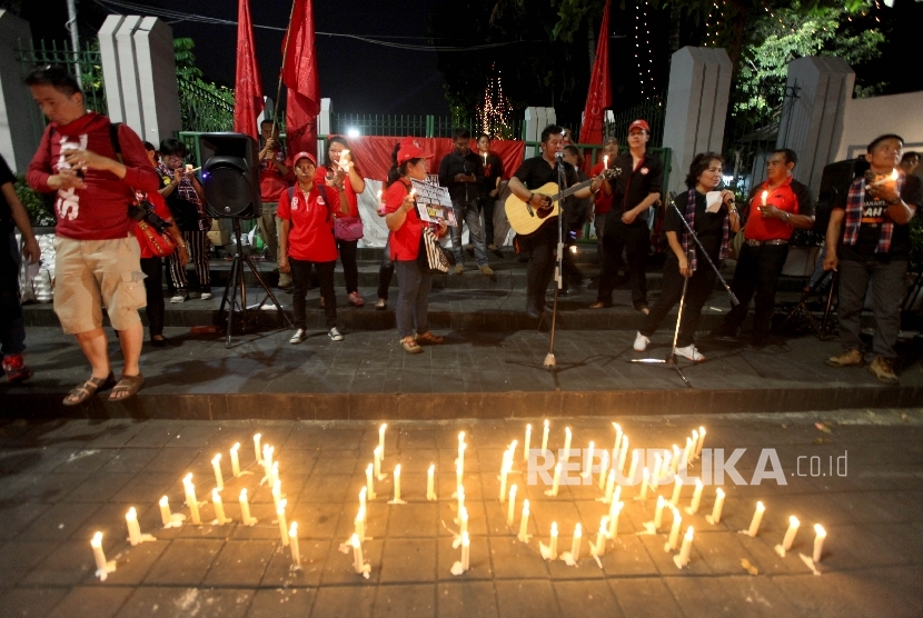 Pendukung terpidana Basuki Tjahaja Purnama (Ahok) melakukan aksi menyalakan lilin solidaritas di Lapangan Banteng, Jakarta, Sabtu (13/5)