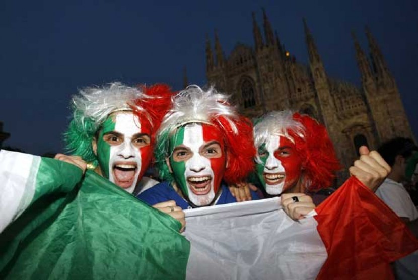 Pendukung tim Itali di kota Milan