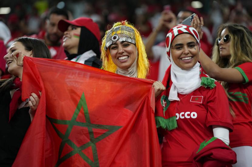Pendukung tim sepak bola Maroko tersenyum jelang pertandingan sepak bola grup F Piala Dunia antara Kanada dan Maroko di Stadion Al Thumama di Doha, Qatar, Kamis, 1 Desember 2022. 