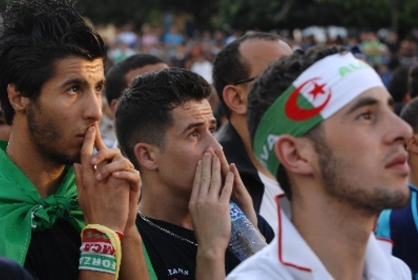 Pendukung timnas Aljazair menyaksikan tim kesayangannya di Piala Dunia 2014.